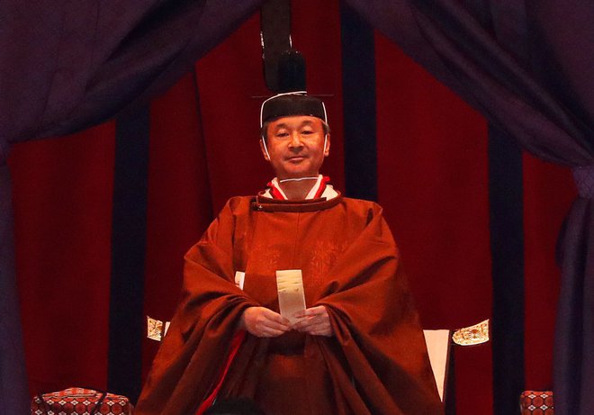 Naruhito je bil oblečen v obredno oblačilo v zlatorjavi barvi, ki si ga sme nadeti samo cesar. FOTO: Issei Kato/AFP