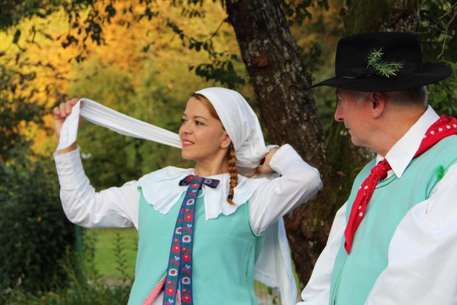 V Črmošnjiški dolini ohranjajo kočevarsko tradicijo tudi z nošami. Foto Simona Fajfar