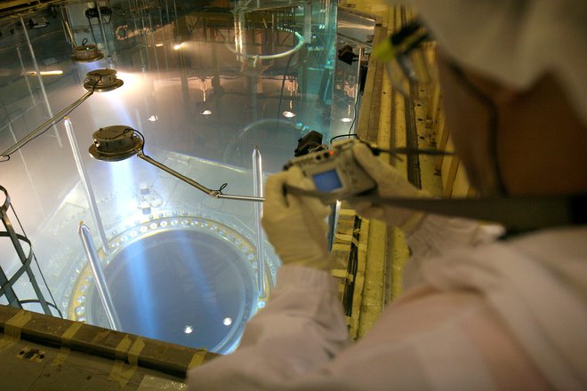 Tudi tik nad reaktorjem delavci prejmejo zanemarljive doze sevanja. Foto Damjan Žibert