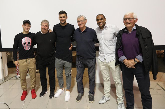 Sedanjost in preteklost združeni v vijoličnem, od leve: Martin Milec, Herbert Klančnik, Rok Kronaveter, Vojislav Simeunović, Marcos Tavares in Tomislav Prosen. FOTO: Grega Wernig