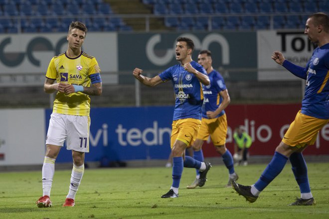 Celjani (v modrih dresih) bodo morali biti v Radomljah veliko bolj resni in odgovorni, če bodo želeli preskočiti drugoligaškega tekmeca. FOTO: Voranc Vogel/Delo