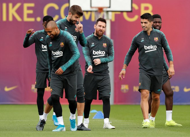 Arturo Vidal, Gerard Pique, Lionel Messi, Luis Suarez in Samuel Umtiti so bili pred poletom v Prago odlično razpoloženi. FOTO: Reuters