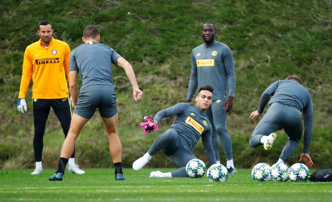 Samir Handanović si je med zadnjim treningom Interja ogledoval, kaj počneta Lautaro Martinez in Romelu Lukaku. FOTO: Reuters