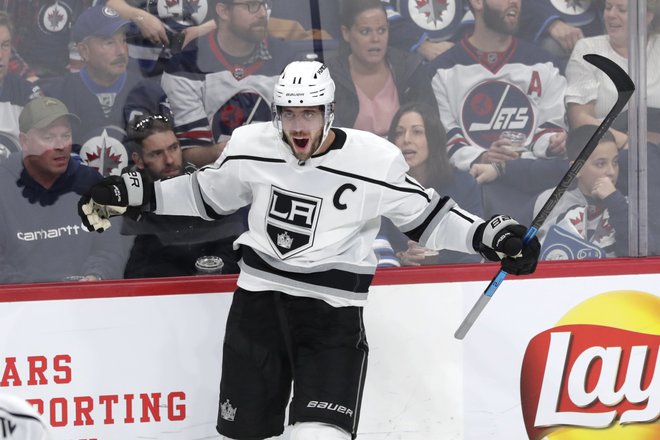 Slovenski kapetan Anže Kopitar je zabil zmagoviti gol za Los Angeles Kings na tekmi proti Winnipeg Jets. FOTO: Usa Today Sports