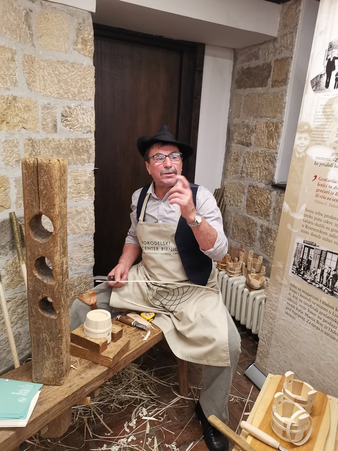 Kako se izdelujejo obodi, je obiskovalcem razstave pokazal mojster obodar France Jaklič iz Ribnice.