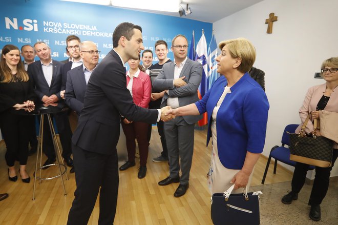 Prvak NSi Matej Tonin, ki je po prevzemu stranke od Ljudmile Novak najprej odšel na kavo k prvaku SDS Janezu Janši, zdaj napoveduje obračanje krmila proti sredini. Novakova te sredinskosti še ni bila pripravljena komentirati. FOTO: Leon Vidic