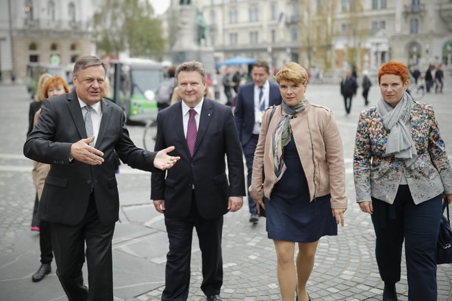 Župana Michael Ludwig in Zoran Janković s spremstvom sta se med konferenco Dunaj in Ljubljana - mesti po meri človeka, sprehodila po Ljubljani. FOTO: Uroš Hočevar/Delo