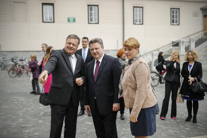 Michael Ludwig in Zoran Janković med ogledom makete Ljubljane na Prešernovem trgu. FOTO: Uroš Hočevar/Delo