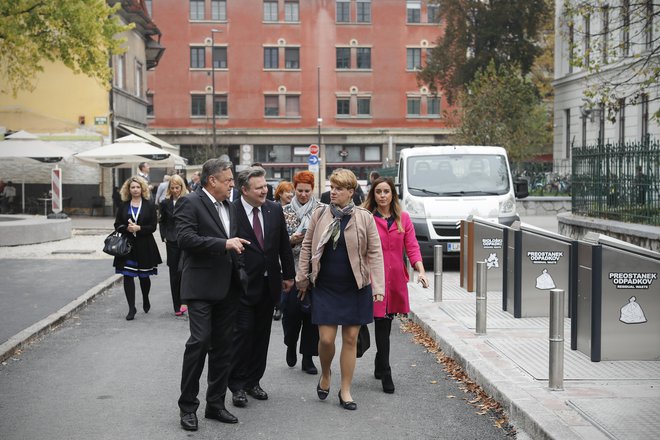 Župana Michael Ludwig in Zoran Janković pred poljansko gimnazijo in novimi podzemnimi zbiralniki odpadkov. FOTO: Uroš Hočevar/Delo