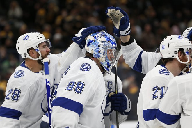 Hokejisti moštva Tampa Bay Lightning so se takole veselili zmage nad Pittsburgh Penguins. FOTO: Usa Today Sports