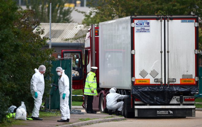 Tragedija sodi med najhujše doslej odkrite v Veliki Britaniji. Leta 2000 so v Dovru v Kentu odkrili kontejner s trupli 58 Kitajcev, v bližini Slovenije pa je bilo najhujše odkritje 71 trupel v tovornjaku na avtocesti v Avstriji leta 2015. FOTO: Hannah McKay/Reuters