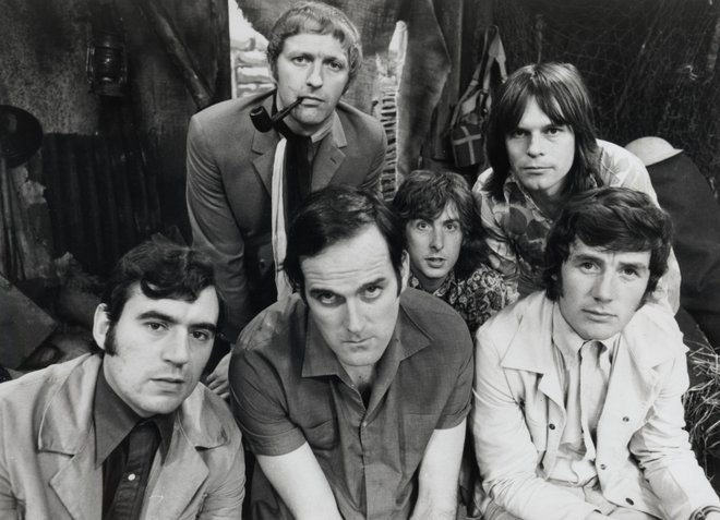 Terry Jones, John Cleese in Michael Palin (spodaj z leve) ter Graham Chapman, Eric Idle in Terry Gilliam (zgoraj z leve). FOTO: Wikipedija