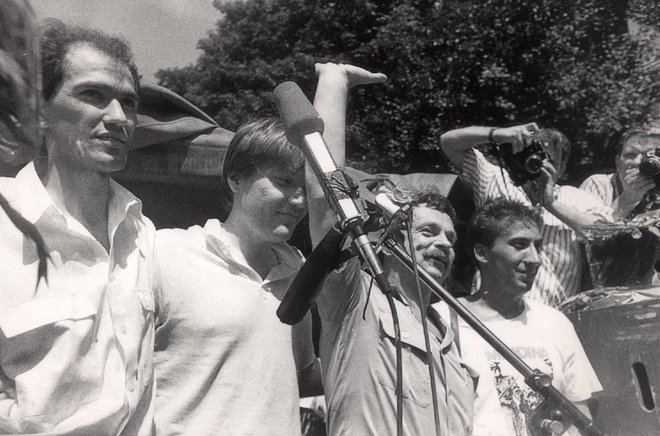 Ko je julija 1988, nekaj minut po razglasitvi sodbe vojaškega sodišča, prišel iz pripora in ga je na Roški cesti pričakalo več kot 10.000 ljudi, je bil David Tasić najbolj zmeden izmed četverice. Foto Tone Stojko