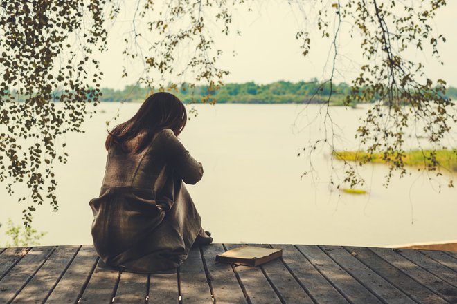 Žalovanje se običajno začne po fazi šoka in zanikanja, ki najprej sledita izgubi.&nbsp;FOTO: Shutterstock