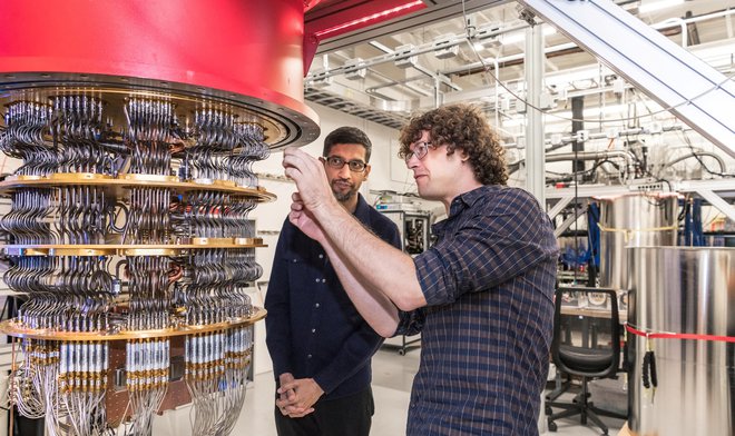 Sundar Pichai in inženir Daniel Sank ob kvantnem računalniku v laboratorijih v Santa Barbari.