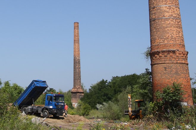 Pri sanaciji vrtca Hudinja so zemljino začasno odložili na staro Cinkarno (na fotografiji), zdaj jo bodo vgradili v brežine kamnoloma v Andražu nad Polzelo. FOTO: Tomi Lombar/Delo