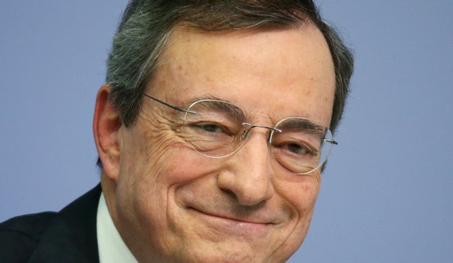 Mario Draghi v osemletnem mandatu ni niti enkrat zvišal obrestnih mer, ob odhodu pa poudarja, da koristi njegove ohlapne denarne politike daleč presegajo tveganja. Ralph Orlowski Reuters