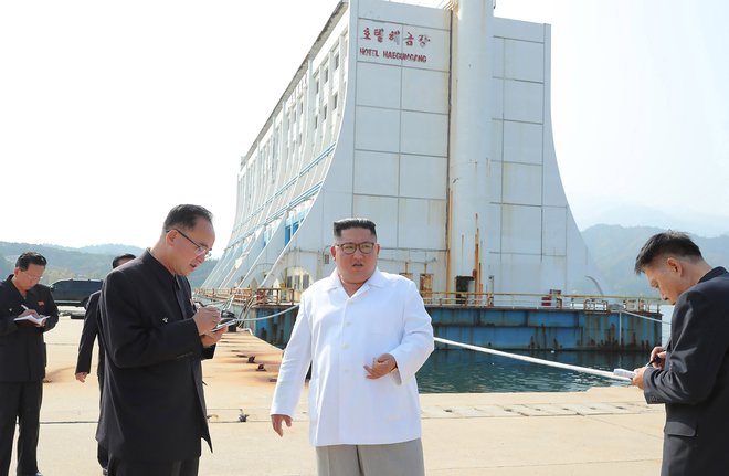 &nbsp;Kim Džong Un je dejal, da letovišču primanjkuje &raquo;severnokorejskega značaja.&laquo; FOTO: Str/Afp