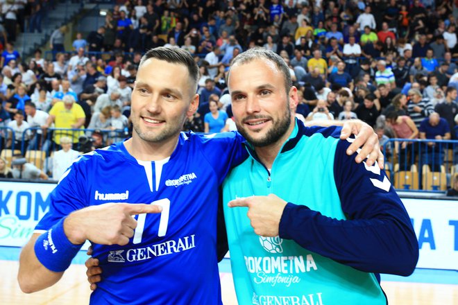 Luka Žvižej in Uroš Zorman sta odigrala zadnjo tekmo, ki je navdušila več kot 3000 navijačev. Foto Tomi Lombar