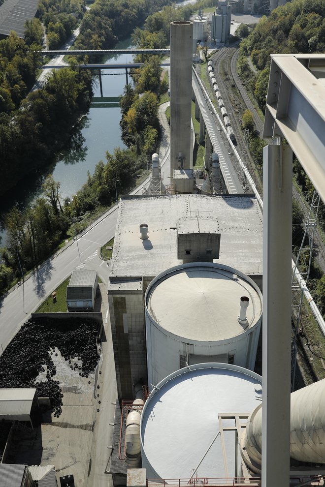 Cementarna Salonit Anhovo: ljudje ne verjamejo njihovim meritvam. Foto Uroš Hočevar