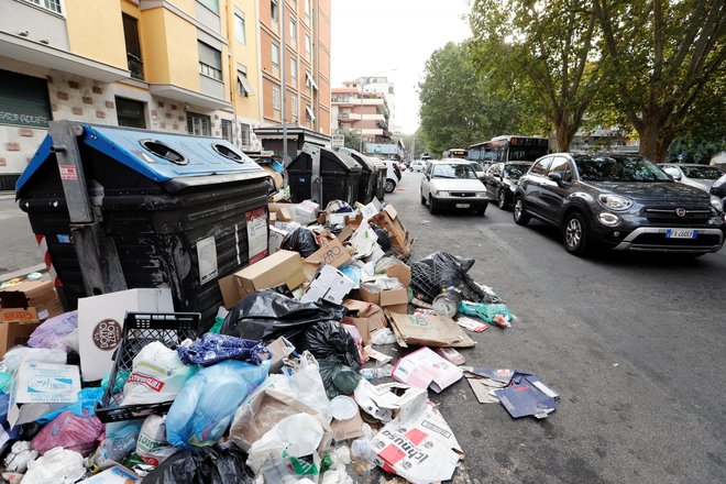 Rimsko komunalno podjetje AMA je uporabnike obvestilo, naj smeti danes ne odlagajo v konterjenje, saj odvoza ne bo. FOTO: Remo Casilli/Reuters