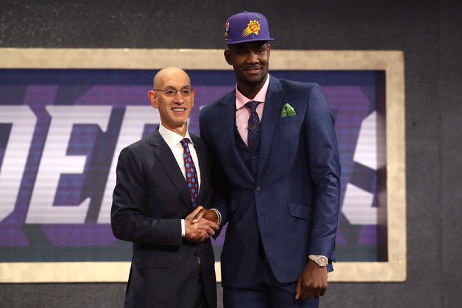 Deandre Ayton je bil lani prvi izbor na naboru NBA, letos pa se je že znašel na seznamu dopinških grešnikov. FOTO: AFP