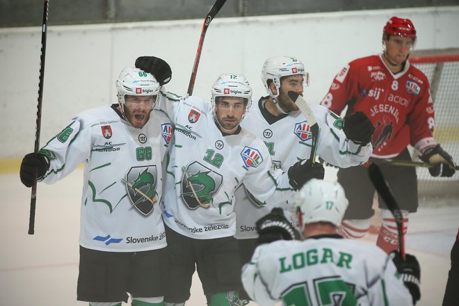 Nazadnje sta se večna tekmeca pomerila v kranjskem finalu pokala HZS, uspešnejši so bili Ljubljančani. FOTO Jure Eržen/Delo