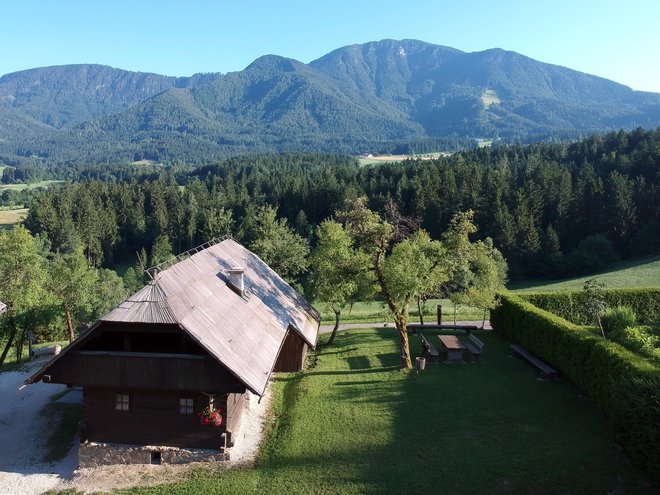 Družina Kuhar se je skoraj dve desetletji selila iz enega najemniškega stanovanja v drugo. Njihov stalni dom je postala šele kmečka hiša pri Prežihu, po kateri se je Voranca oprijelo ime Prežihov Voranc. FOTO: S. Ocepek