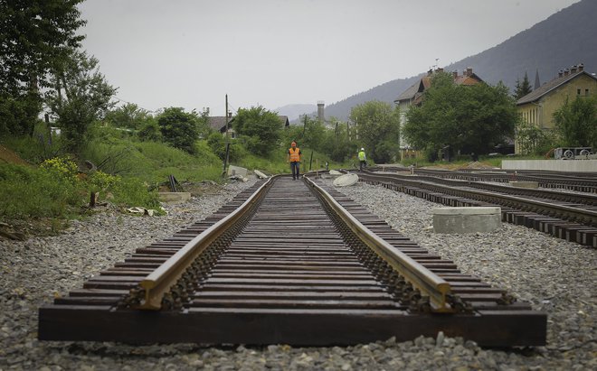 Na načrtovani novi 27 kilometrov dolgi železniški progi od Železniške postaje Divača (D) do Luke Koper (K) bo 8 predorov, kot predvideva projekt za drugi tir Divača-Koper. Foto Jože Suhadolnik