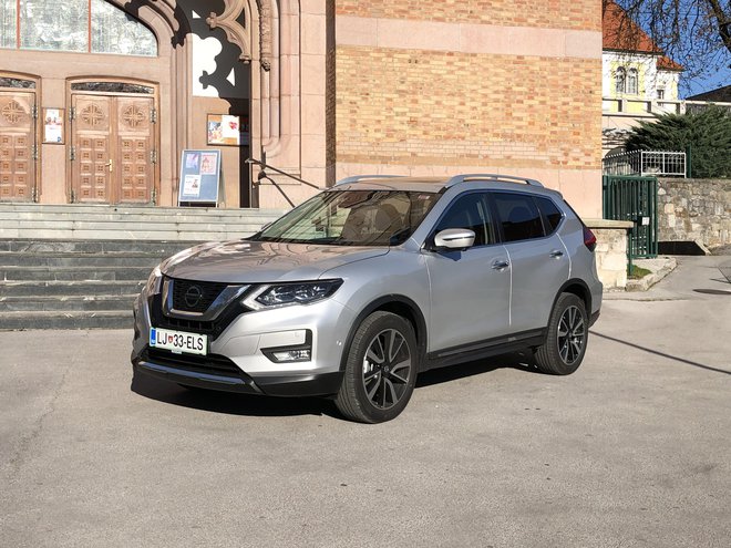 Nissan X-trail je s 4,69 metra dolžine med večjimi športnimi terenci. FOTO: Aljaž Vrabec