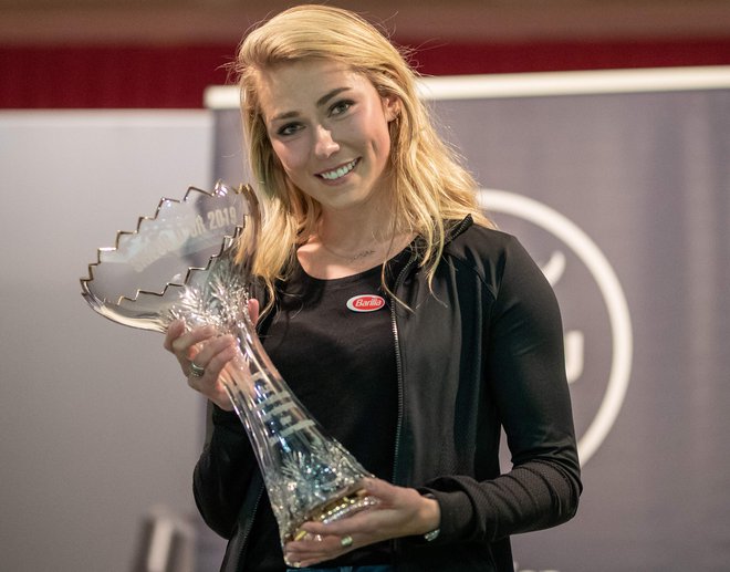 Mikaela Shiffrin je drugič prejela nagrado Sergea Langa, ustanovitelja svetovnega pokala, ki jo podeljujejo športni novinarji, ki spremljajo smučanje. FOTO: AFP