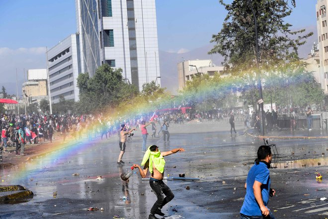 V čilskem glavnem mestu Santiago je od prejšnjega tedna na ulicah več tisoč študentov, ki se jim je v preteklih dneh pridružilo še na tisoče delavcev. FOTO: Martin Bernetti/AFP