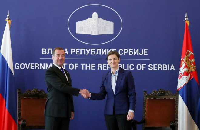 Ruski premier Dmitrij Medvedjev in predsednica srbske vlade Ana Brnabić med nedavnim srečanjem v Beogradu. Foto Reuters