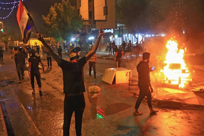 V mestu Karbala južno od Bagdada je zagorelo. FOTO: AFP