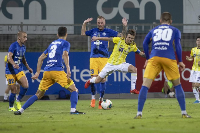 Luka Zahović (v sredini obkrožen s Celjani) nikakor ne ujame strelske forme, zato imajo vijolični veliko preglavic z realizacijoi priložnosti. FOTO: Voranc Vogel/Delo