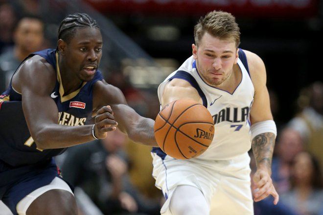 Luka Dončić in Jrue Holiday iz ekipe New Orleans Pelicans. FOTO: Chuck Cook/Usa Today Sports