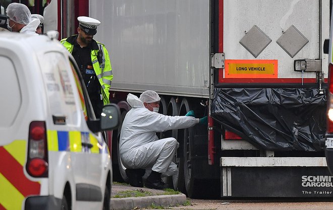 Britanska policija je sprva objavila, da so žrtve, ki so jih v sredo odkrili v mestu Greys, kitajske nacionalnosti. FOTO: Ben Stansall/AFP