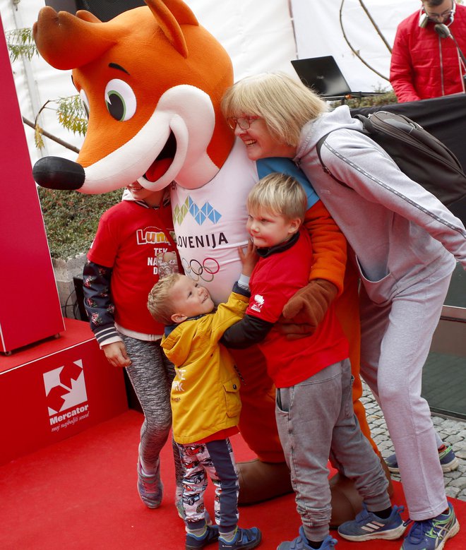 Otroci so imeli priložnost spoznati Foksija, maskoto prihodnjih olimpijskih iger. FOTO: Roman Šipić/Delo