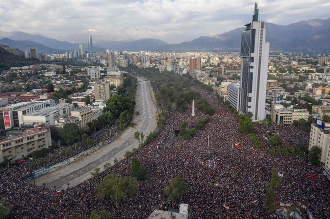 Zaradi množičnih demonstracij so včerajšnji dan v Čilu oklicali za »zgodovinski«. FOTO: Pedro Ugarte/AFP