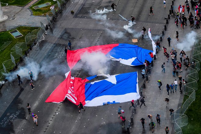 Protesti v Čilu so zahtevali nekaj manj kot dvajset življenj. FOTO: Martin Bernetti/AFP