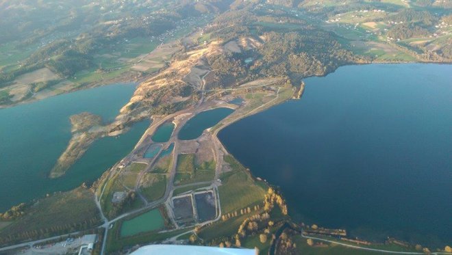 Velenjsko in Družmirsko jezero, vmes pa pregrada z jezeri, ki se nevarno oži. FOTO: arhiv občine Šoštanj