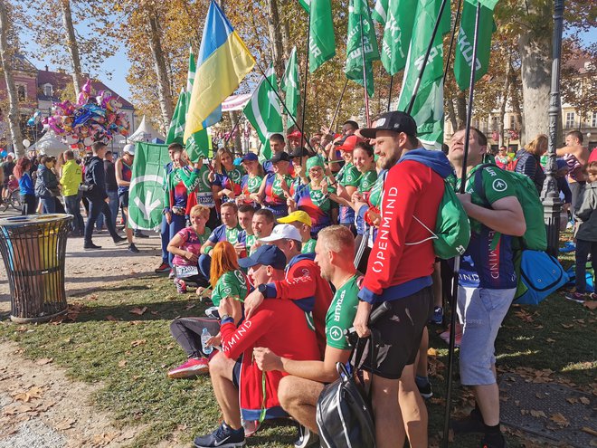 Zelo opazna – z zelenimi majicami in zastavami, ki so plapolale visoko v zraku – je bila ukrajinska tekaška skupina Epikur. Foto Lucijan Zalokar