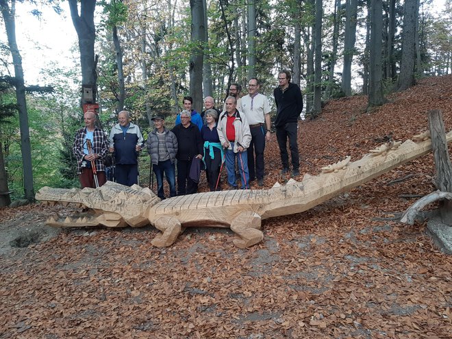 Za postavitev novega krokodila pod vrhom sv. Jošta so zaslužni kranjski taborniki. FOTO: Janez Porenta/Delo