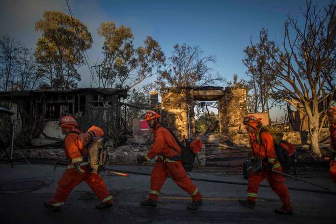 Zaradi požarov v Kaliforniji podjetja izklapljajo elektriko, saj veter podira daljnovode in iskre hitro zanetijo požar. FOTO: Apu Gomes/Afp