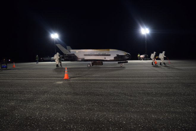 Orbitalno testno plovilo X-37B ob nedeljskem pristanku v Kennedyjevem vesoljskem centru na Floridi. FOTO: U.S. Air Force/Reuters