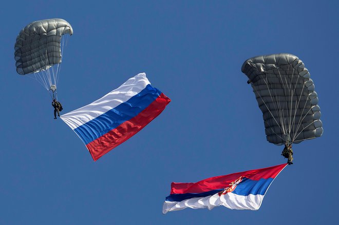 Da se Srbija vse tesneje povezuje z Rusijo, kaže tudi skupna vojaška vaja, na katero so Rusi prejšnji teden pripeljali protiletalski obrambni sistem Triumf. FOTO: Reuters