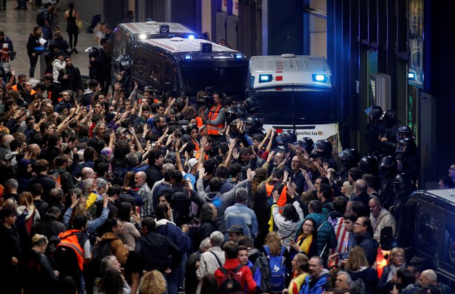 Lahko ulica reši, kar ni uspelo politiki? Foto Reuters