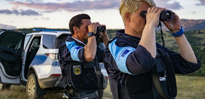 Sedaj v Frontexovih enotah sodelujejo policisti, napoteni iz držav članic EU, kmalu pa bo imel Frontex lastne enote mejne in obalne straže. Foto Frontex