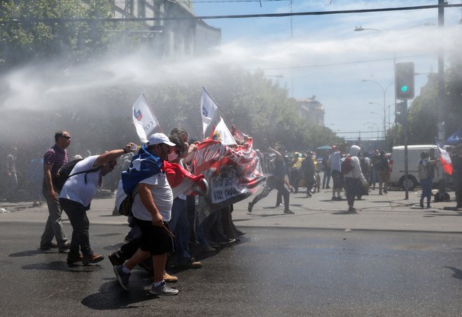 Protesti v Valparaisu, Čile. FOTO: Rodrigo Garrido/Reuters