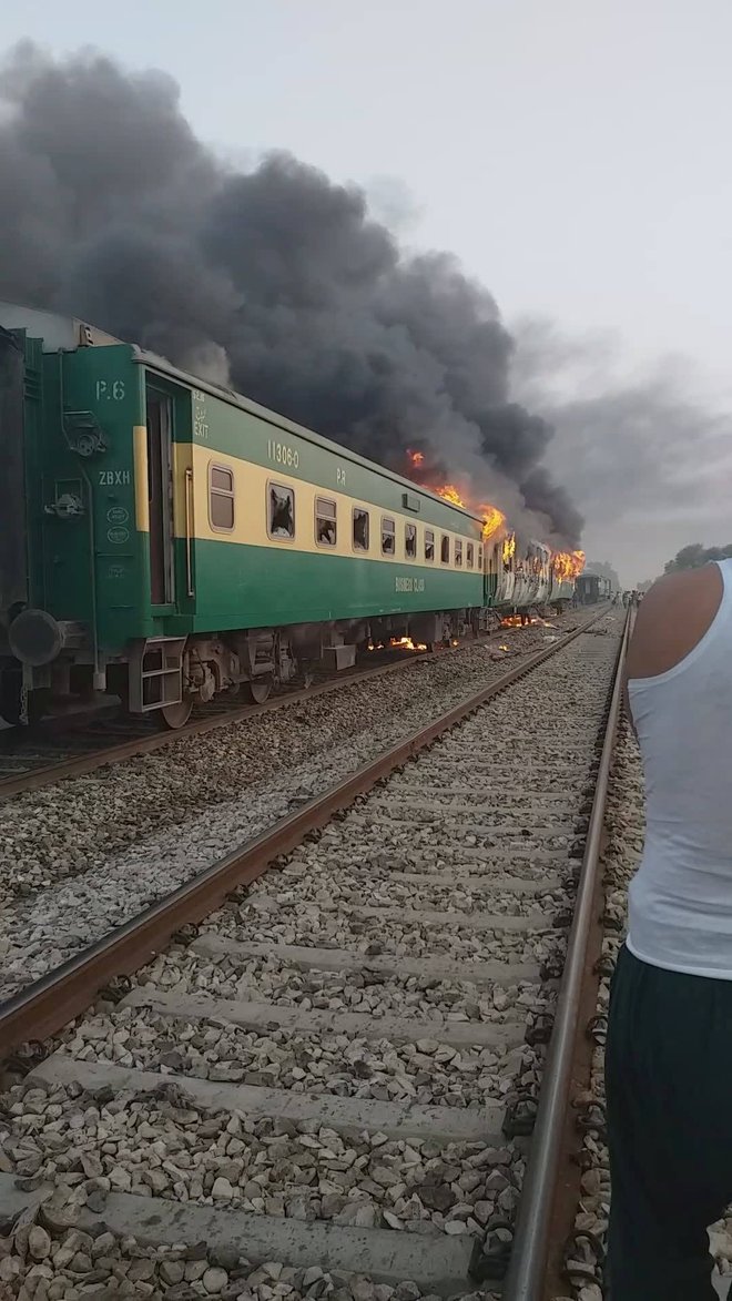 Predstavnik železnic Džunaid Aslam<strong> </strong>je povedal, da je bilo v vagonih, ki so pogoreli, več kot 200 potnikov. FOTO: Jawedasrar Siddiqui via Reuters